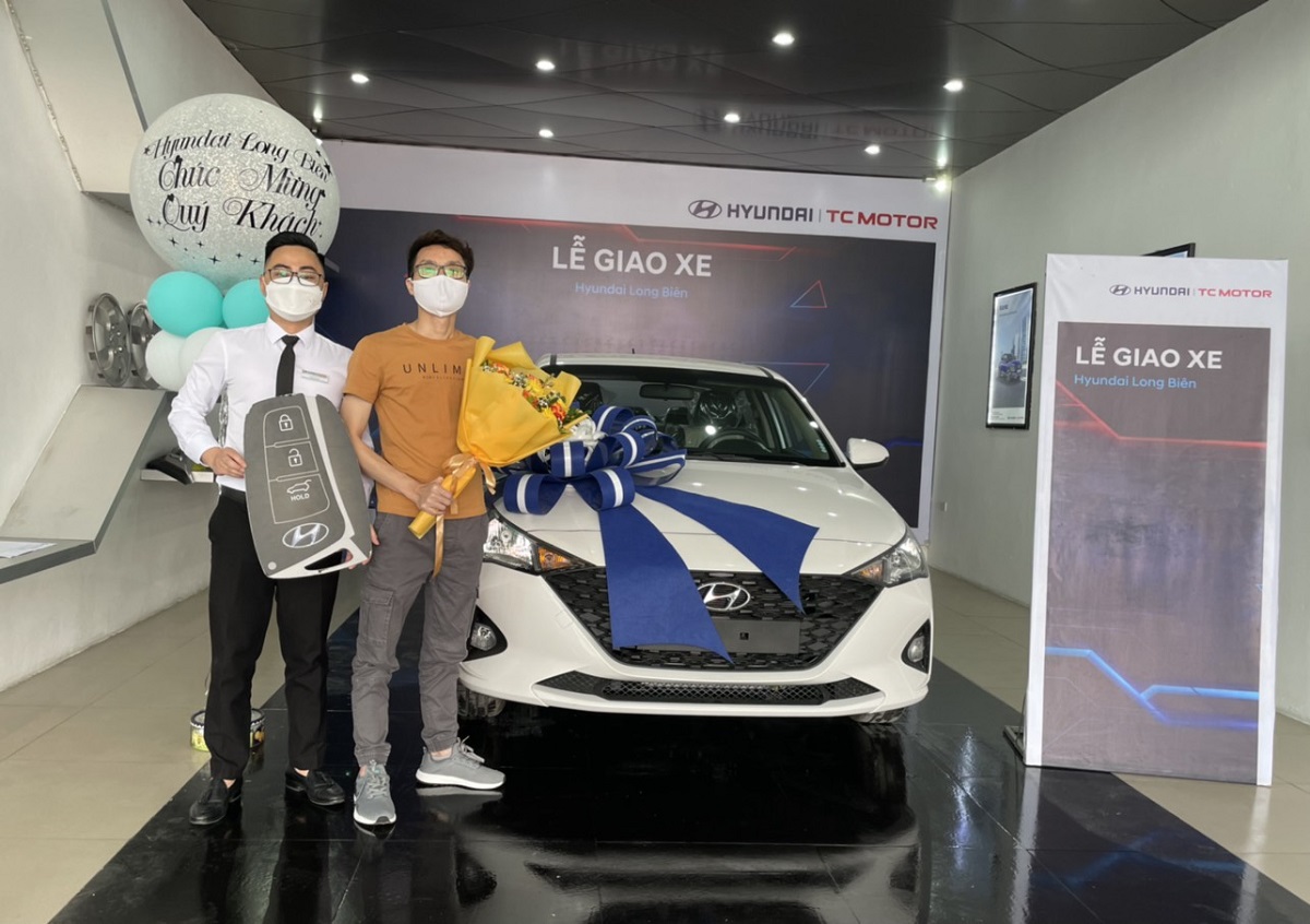 Hyundai Long Biên Bàn giao xe Hyundai Accent Đến Anh Luân - Hà Nam